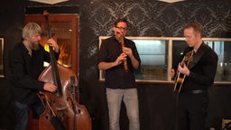 Das Trio 'Wildes Holz' spielt gemeinsam Musik. In Ihrem neuen Programm geht es um Schnitzer.