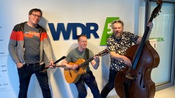 Das Trio 'Wildes Holz' spielt gemeinsam Musik. In Ihrem neuen Programm geht es um Schnitzer.