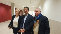 Zu sehen ist der Angeklagte Rene S. (Mitte) mit seinen Verteidigern Josipa Salm-Francki (links) und Frank Zindler (rechts)