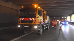 Ein LKW hat sich am Mittwochmorgen auf der A46 in Wuppertal in einem Tunnel festgefahren