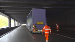 Ein LKW hat sich am Mittwochmorgen auf der A46 in einem Tunnel festgefahren