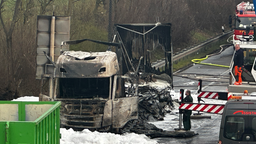 Auf dem Bild ist der ausgebrannte LKW auf der A61 zu sehen.