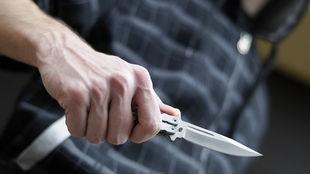 Symbolbild: Männliche Hand hält Messer