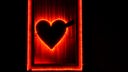 Ein Herzförmiges Schild mit roter Beleuchtung.