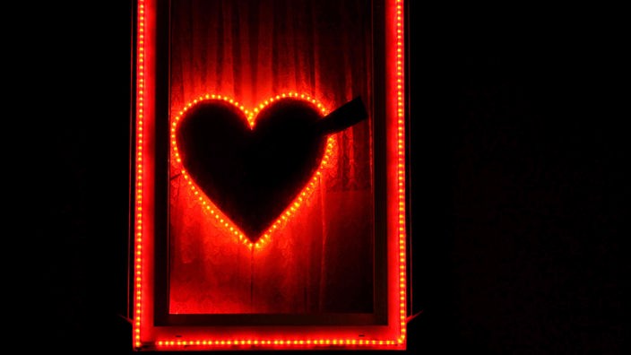 Ein Herzförmiges Schild mit roter Beleuchtung.