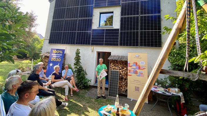 Solarbotschafter Peter Klafka informiert die Gäste über Photovoltaik-Anlagen 
