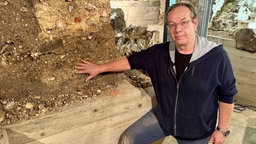 Andreas Schaub steht vor Fundament im Aachener Dom