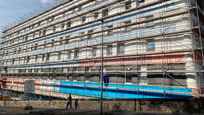 Baugerüst an Rohbau-Fassade vom Großprojekt Blue Gate am Aachener Hauptbahnhof