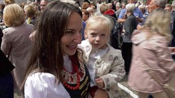 Adriane Schröder trägt Tochter Clara auf dem Arm
