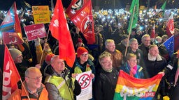 Zu sehen sind viele Demonstrierende in Paderborn mit Flaggen und Plakaten.