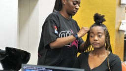 Das Foto zeigt eine Kundin beim Afro-Friseur Hair Jordan in Düsseldorf