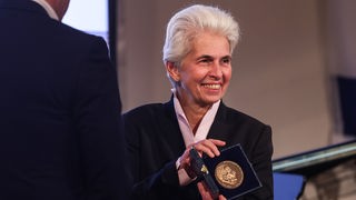 Agnes Strack-Zimmermann erhält die Josef-Neuberger-Medaille