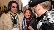 WDR-Moderator Sven Lorig interviewt Karnevalsprinzessin Venetia Uasa und OB Stephan Keller.