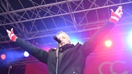 Björn Beeren, Sänger von "Alt Schuss", heizt der Menge ein.