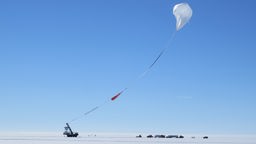 Ein Gasballon des Projekts ANITA über der Antarktis.