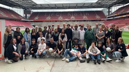 Mehrere Schüler im Stadion des 1. FC Köln