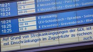 Anzeigetafel am Kölner Hauptbahnhof zeigt Verspätungen bei Zügen an