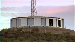 Das Gebäude des Teleskops in Argentinien von außen.