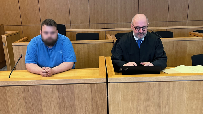 Der Angeklagte sitzt mit seinem Anwalt vor Gericht