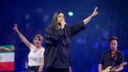 Iranische Popsängerin Sogand singt die Hymne der iranischen Protestbewegung "Baraye".