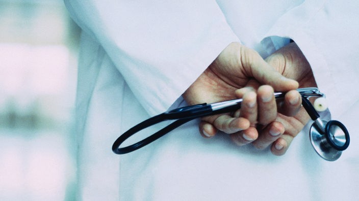 Ein Stethoskop in den Händen eines Arztes.
