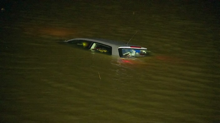 Ein Auto im Wasser