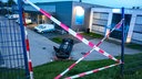 Ein Auto liegt auf dem Dach, nachdem es eine Böschung hinunter gefallen ist
