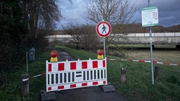 Fußweg nahe der Autobahn ist wegen der Gefahr durch herabfallende Äste gesperrt 