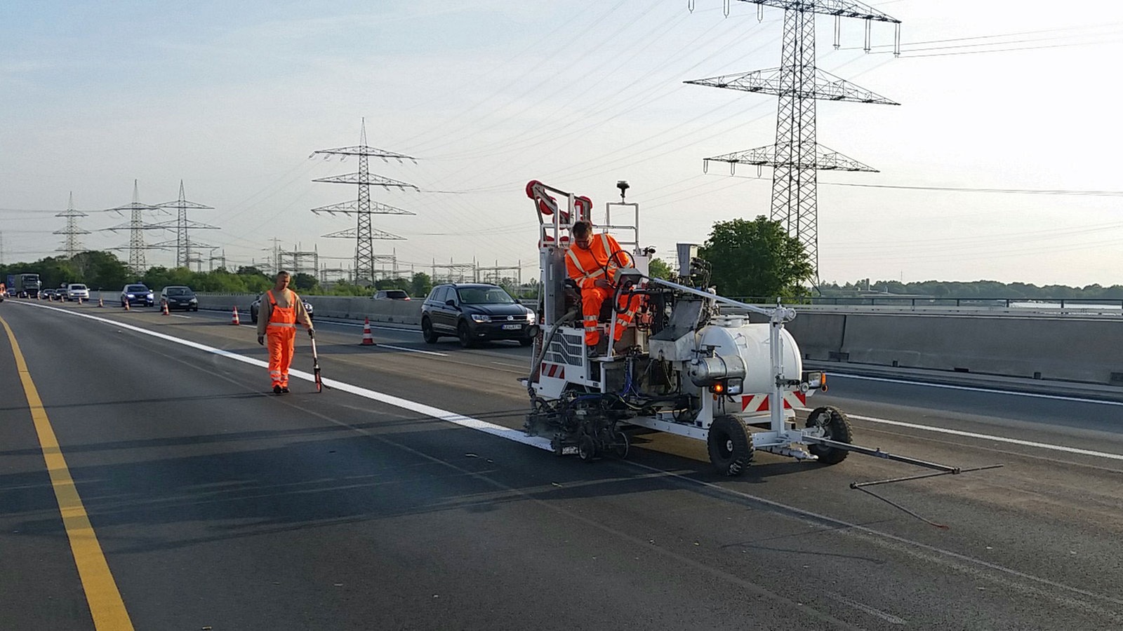 Neue A57-Brücke Bei Dormagen Sechs Jahre Nach Einem Brand Für Verkehr ...