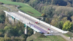 Zu sehen ist eine Weitaufnahme der Angerbachtalbrücke