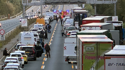 Viele stehende Fahrzeuge auf der A3