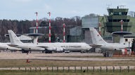 Aufklärungsflugzeuge vom Typ E-3A AWACS stehen auf dem NATO-Flugplatz Geilenkirchen.