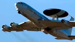 Ein AWACS-Aufklärungsflugzeug hebt vom NATO Flugplatz in Geilenkirchen ab