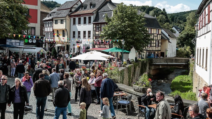 Personen gehen durch Fußgängerzone in Bad Münstereifel