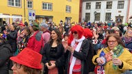 Eine große Menge an karnevalsfeiernden auf dem Marktplatz in Bad Münstereifel.