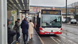 Das Bild zeigt einen Bus mit der Aufschrift Ersatzverkehr vor einem Haltebahnsteig mit Passagieren.