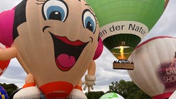 In der Rheinaue in Bonn starten drei Ballons