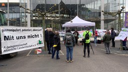 Demonstranten mit Transparenten vor der Bayer-Hauptversammlung.