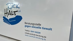 Schild mit der Aufschrift "Beratungsstelle gegen sexuelle Gewalt"