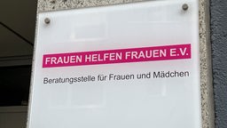 Schild mit der Aufschrift "FRAUEN HELFEN FRAUEN E.V, Beratungsstelle für Frauen und Mädchen"