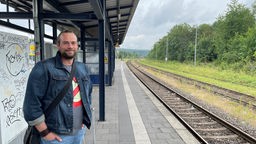 Mann am Bahnhof in Quadrath-Ichendorf