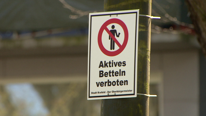 Auf dem Foto ist ein Schild zu sehen, welches in der Krefelder Innenstadt angebracht ist. Darauf zu lesen ist: "Aktives Betteln verboten"