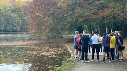 Eine Gruppe aus Läufern am Adenauer Weiher