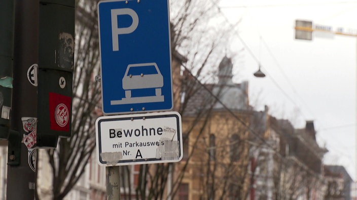 Parkplatzschild mit der Aufschrift "Bewohner mit Parkausweis Nr. A"