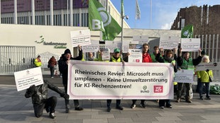 Das Bild zeigt eine Gruppe von Demonstranten gegen Microsoft