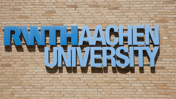 Schriftzug RWTH Aachen University an der Fassade eines Universitätsgebäudes auf dem Campus Mitte
