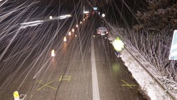 Unfallstelle auf der A44 im Schneetreiben mit Markierungen auf der Fahrbahn