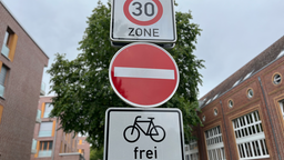 Ein Tempo-30-Schild, was für Fahrräder gilt