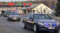 Eine Autokolonne verlässt die NATO Airbase