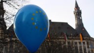 Ein EU-Luftballon vor dem Aachener Rathaus